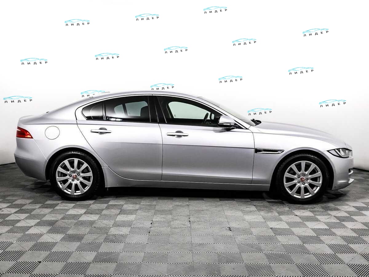 Б/У Ягуар ИксЕ 2018 года. Фото: #3