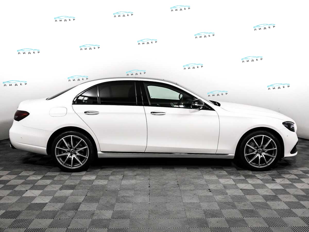 Б/У Мерседес-Бенц Е-Класс 2022 года. Фото: #3