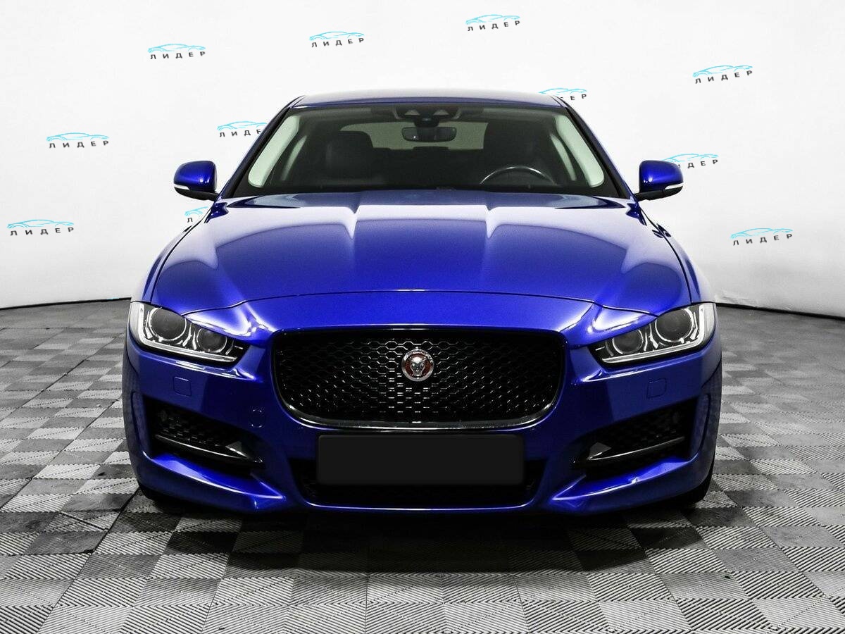 Б/У Ягуар ИксЕ 2018 года. Фото: #1