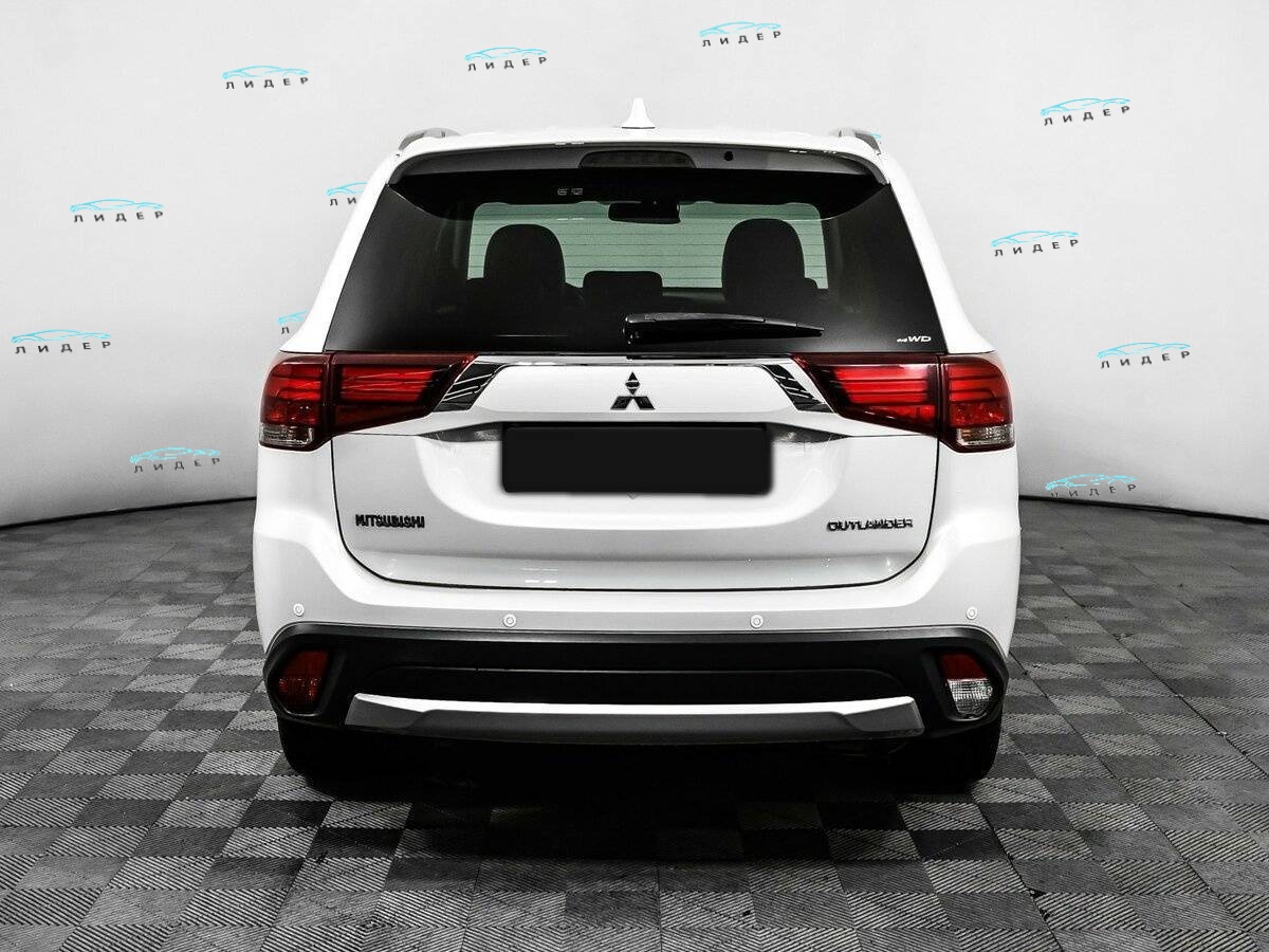 Б/У Митсубиши Оутлэндер 2017 года. Фото: #5