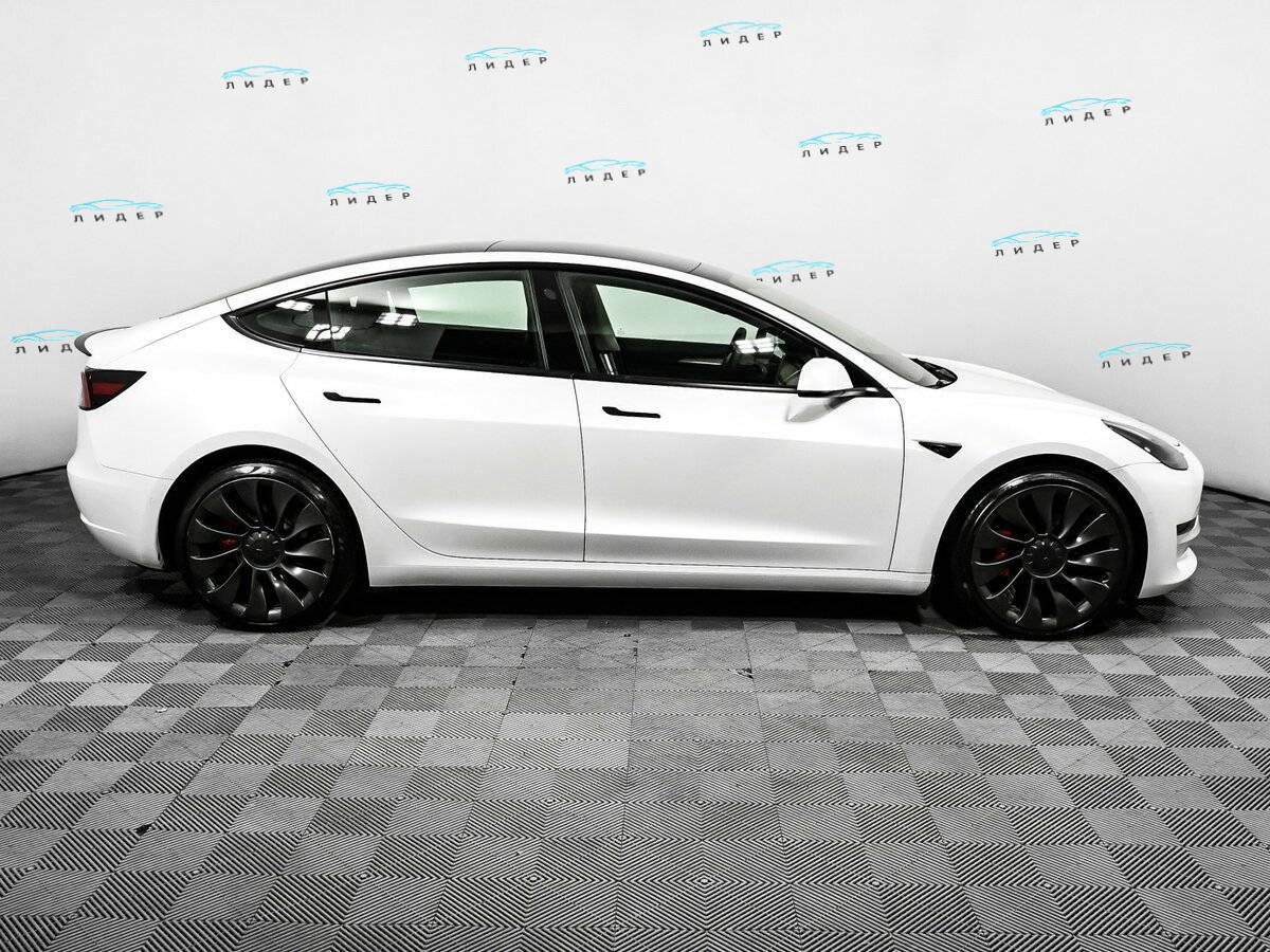 Б/У Тесла Модел 3 2021 года. Фото: #3