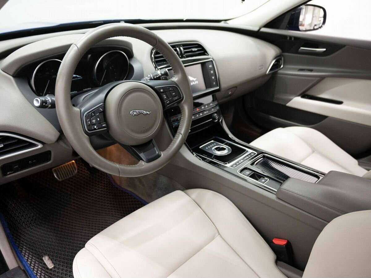 Б/У Ягуар ИксЕ 2017 года. Фото: #6