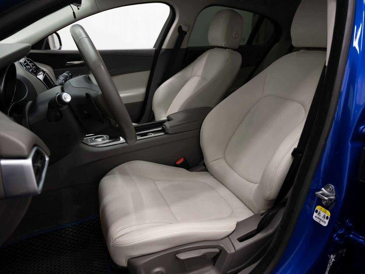 Б/У Ягуар ИксЕ 2017 года. Фото: #7