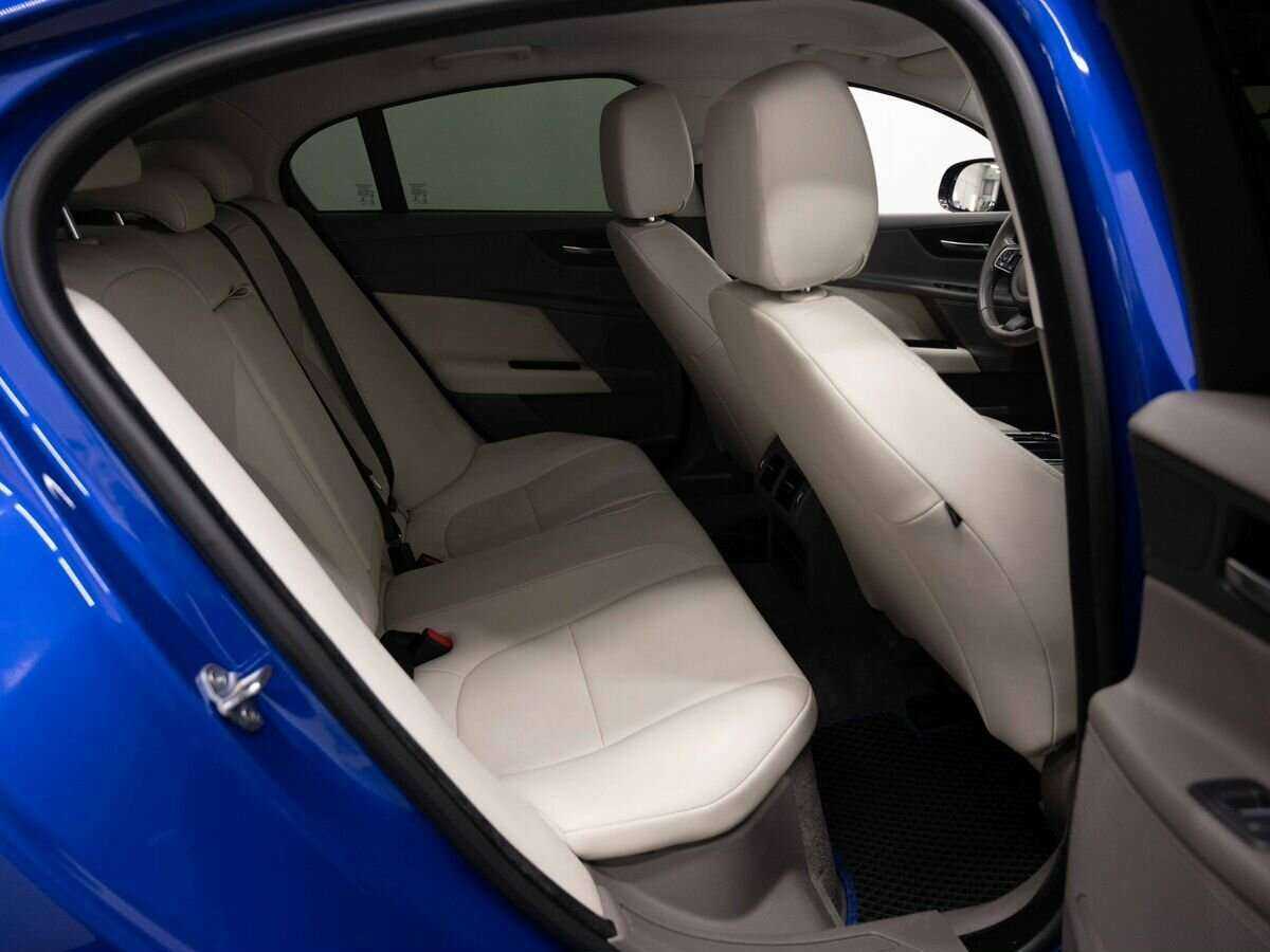 Б/У Ягуар ИксЕ 2017 года. Фото: #9