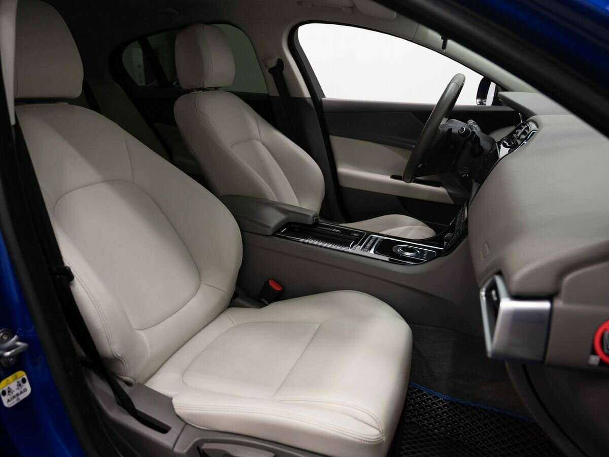 Б/У Ягуар ИксЕ 2017 года. Фото: #11