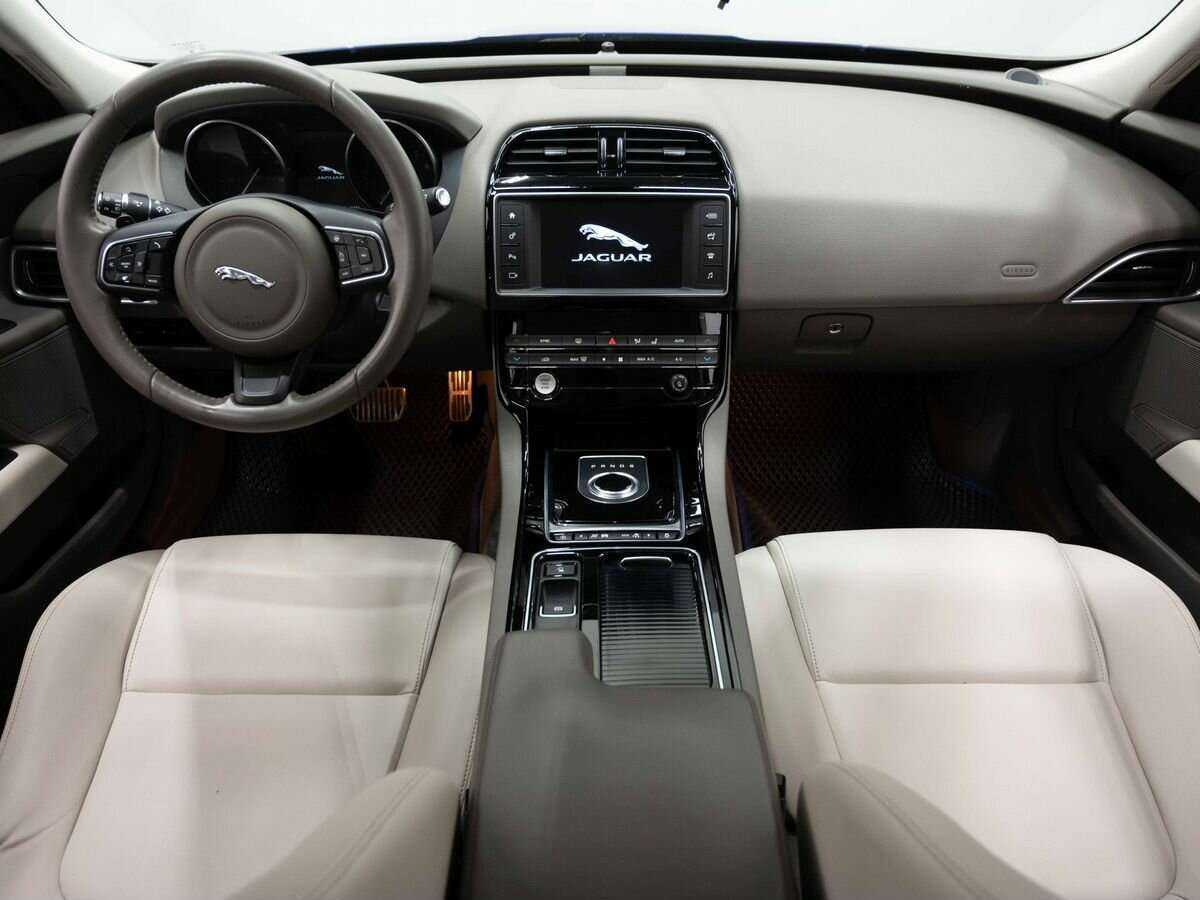 Б/У Ягуар ИксЕ 2017 года. Фото: #12