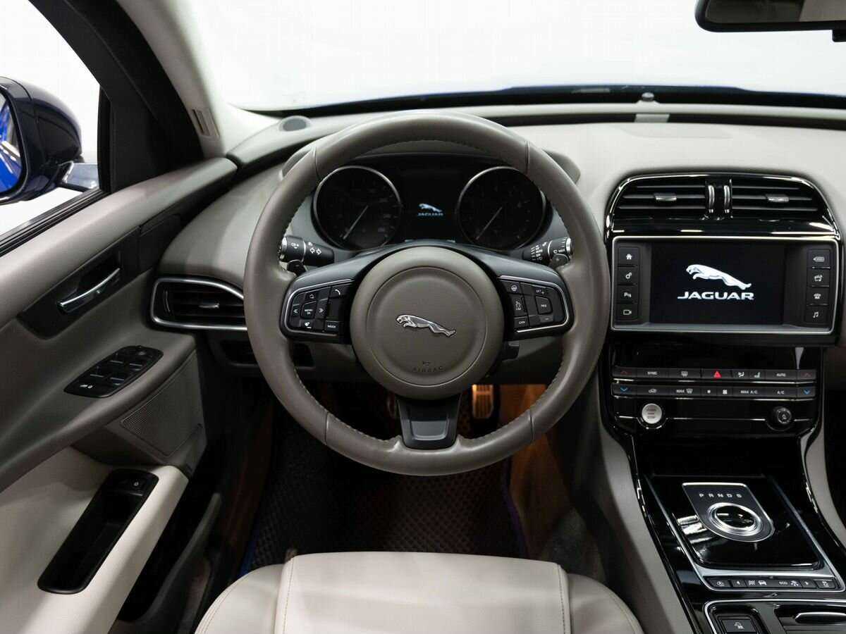 Б/У Ягуар ИксЕ 2017 года. Фото: #13