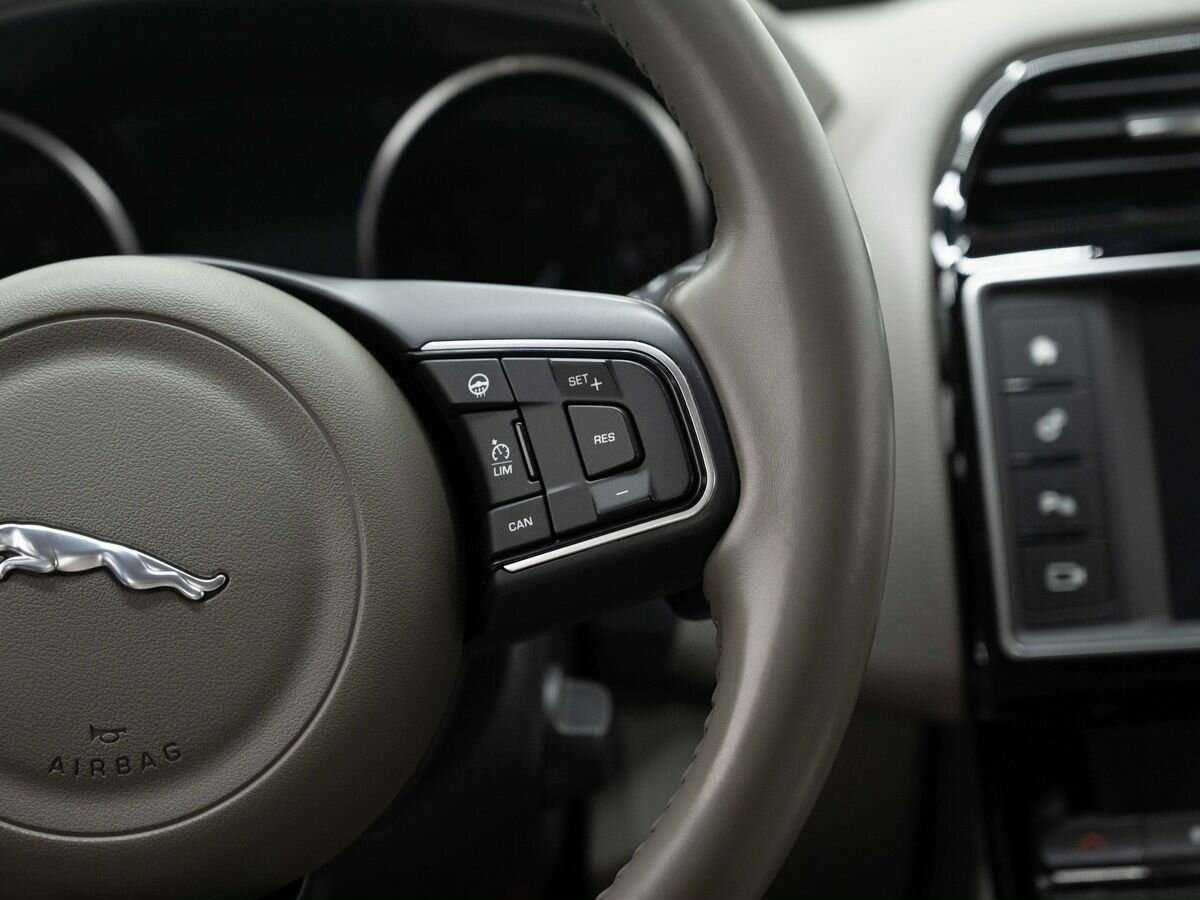 Б/У Ягуар ИксЕ 2017 года. Фото: #15