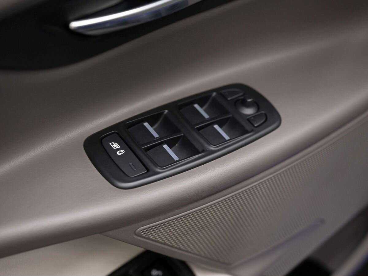 Б/У Ягуар ИксЕ 2017 года. Фото: #18