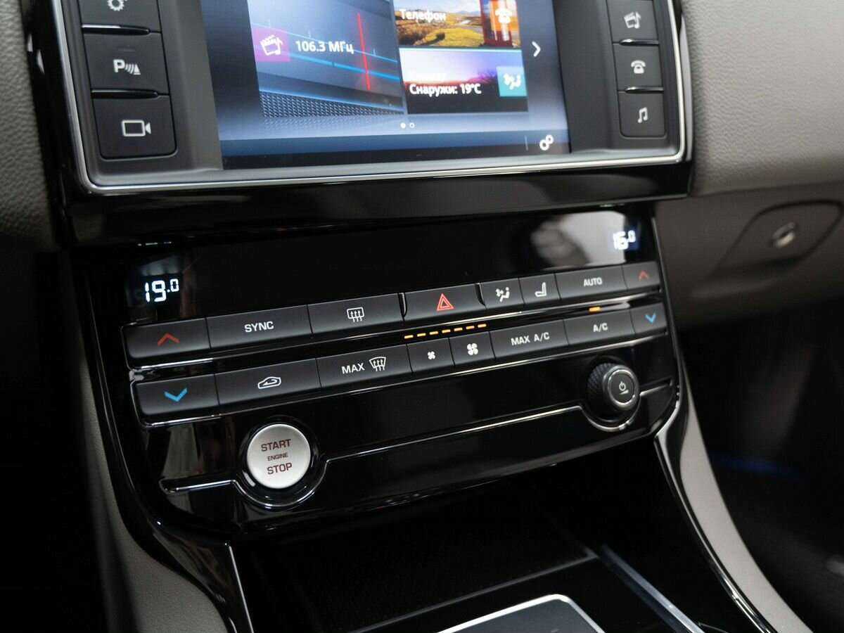 Б/У Ягуар ИксЕ 2017 года. Фото: #21