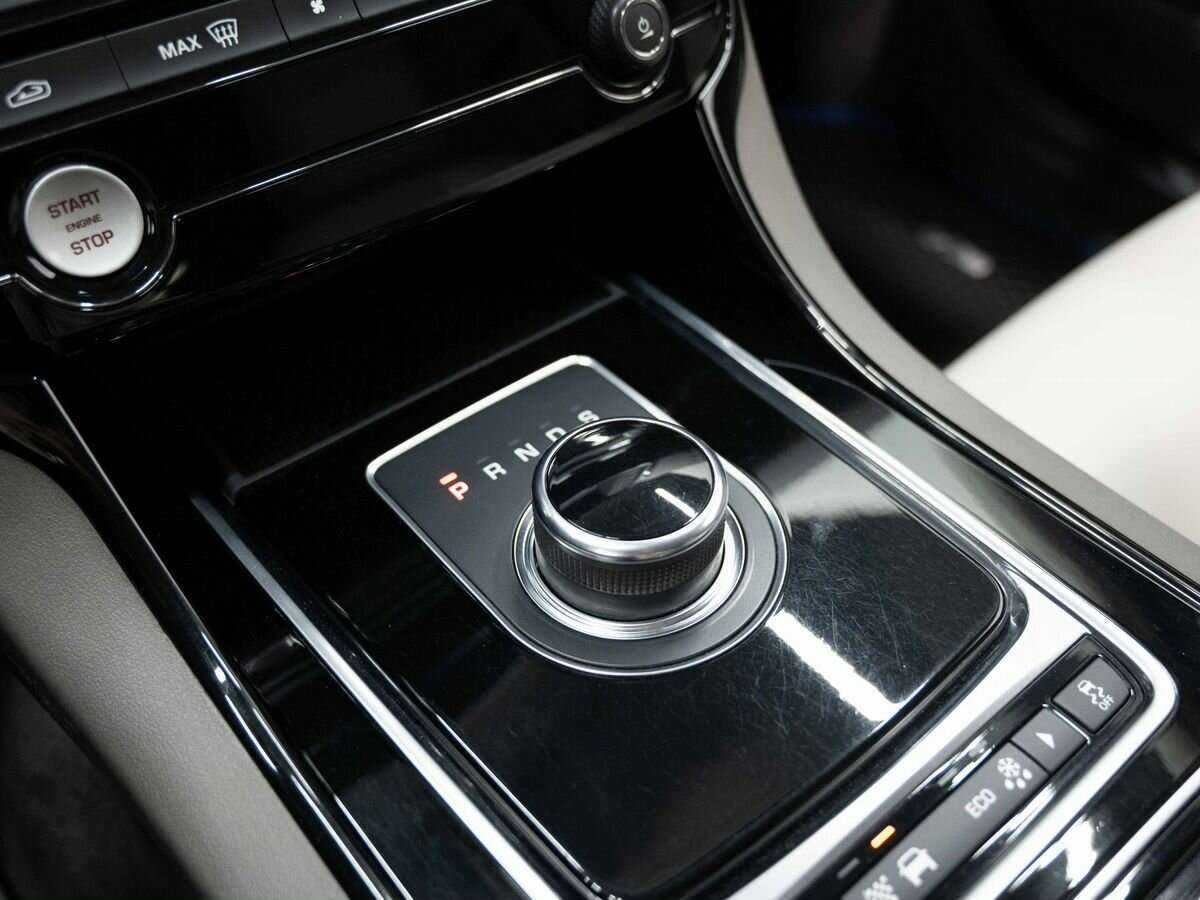 Б/У Ягуар ИксЕ 2017 года. Фото: #22