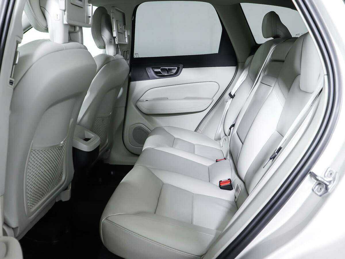 Б/У Вольво ИксЦ60 2021 года. Фото: #9