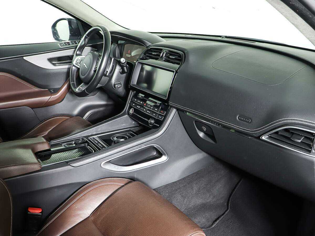 Б/У Ягуар Ф-Пэйс 2017 года. Фото: #8