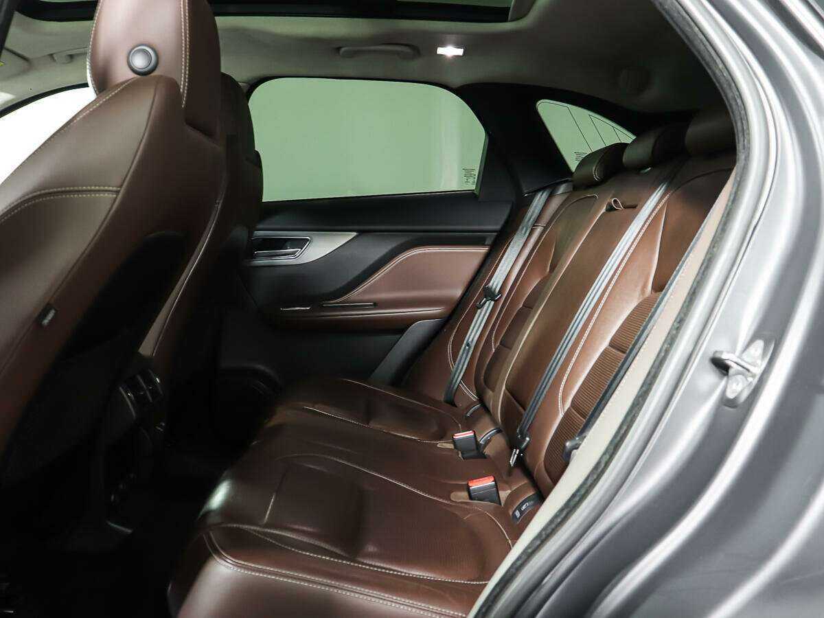 Б/У Ягуар Ф-Пэйс 2017 года. Фото: #9