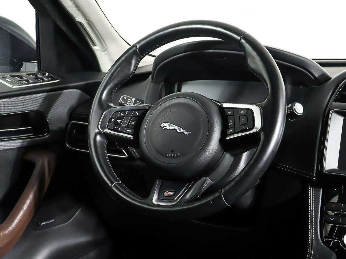 Б/У Ягуар Ф-Пэйс 2017 года. Фото: #13