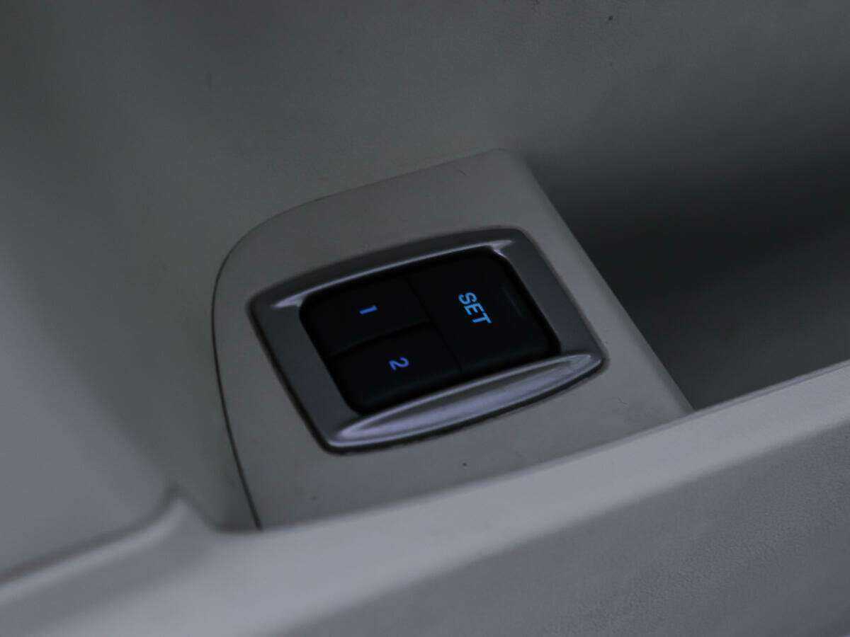 Б/У Ягуар ИксФ 2012 года. Фото: #16