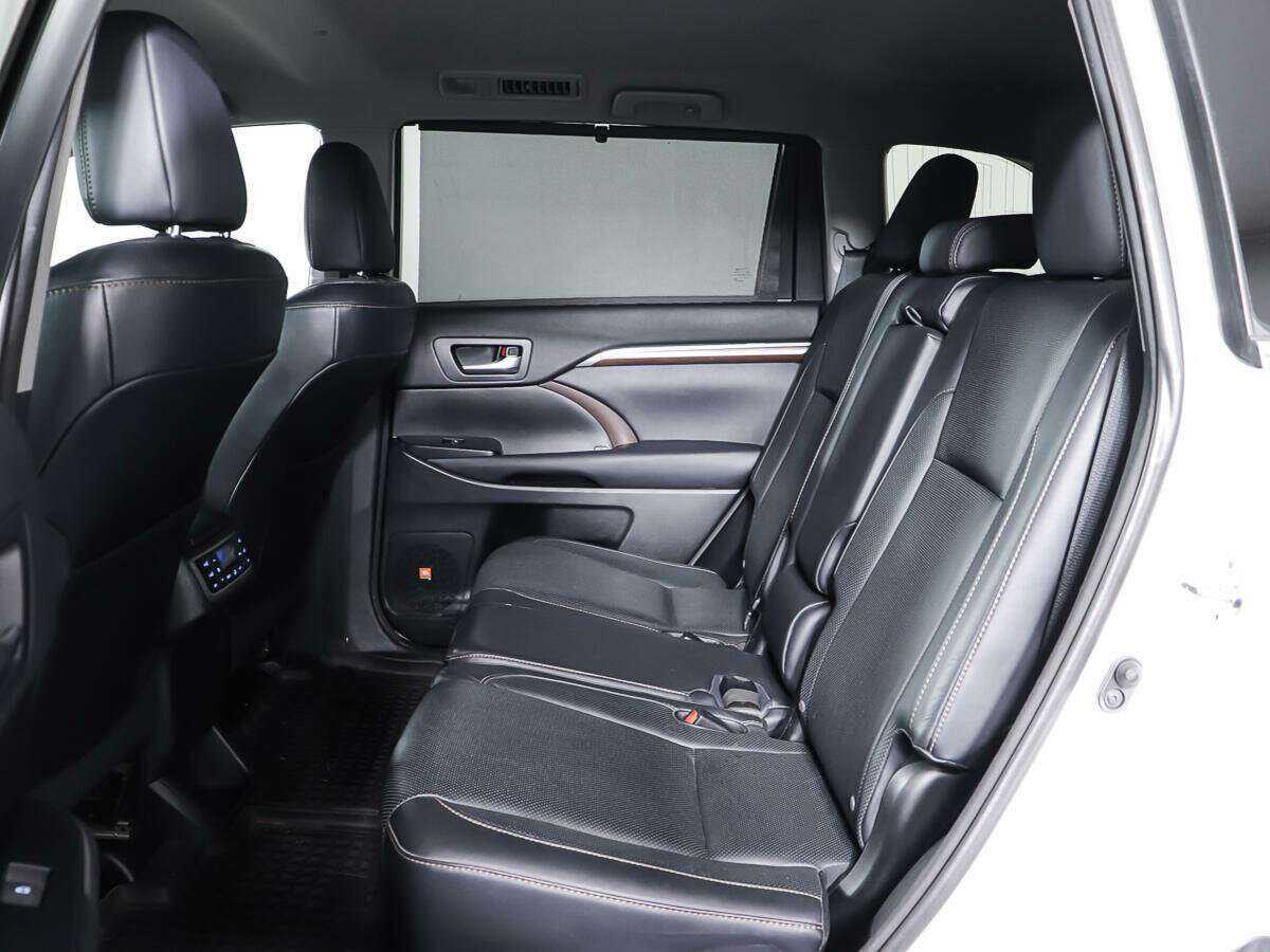 Б/У Тойота Хайлэндер 2015 года. Фото: #9