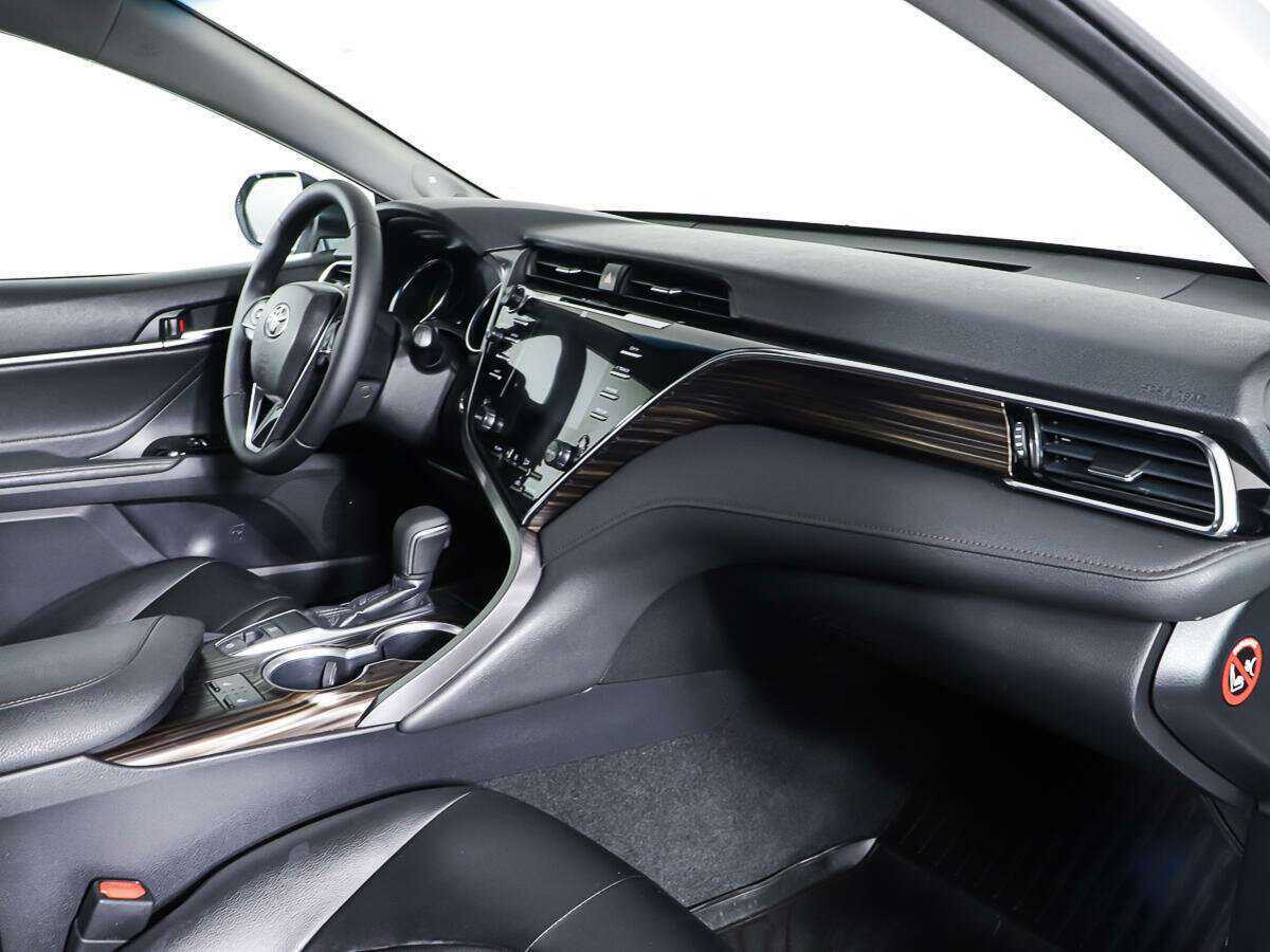 Б/У Тойота Камри 2018 года. Фото: #8