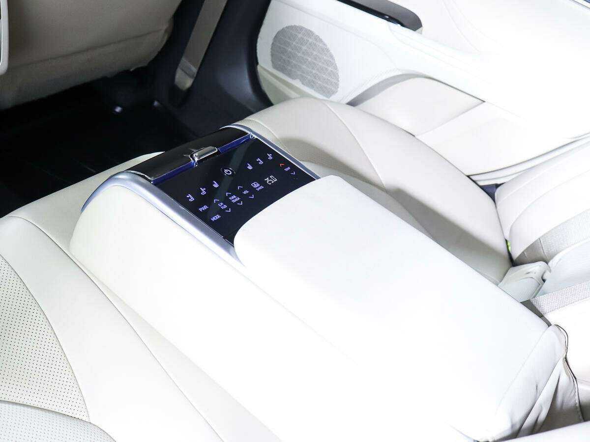 Б/У Тойота Камри 2018 года. Фото: #12