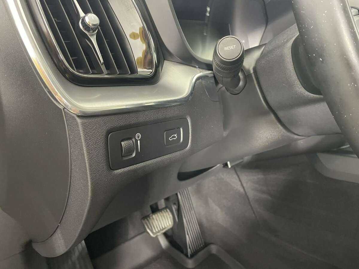 Б/У Вольво ИксЦ60 2019 года. Фото: #8