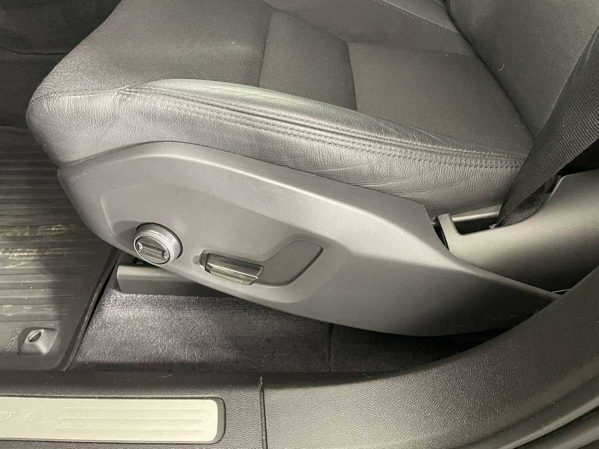 Б/У Вольво ИксЦ60 2019 года. Фото: #9