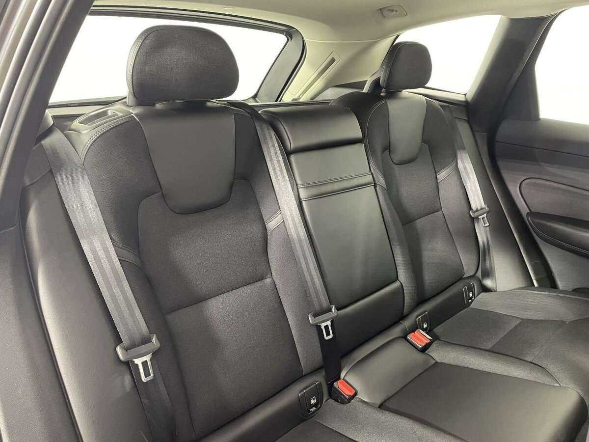 Б/У Вольво ИксЦ60 2019 года. Фото: #14