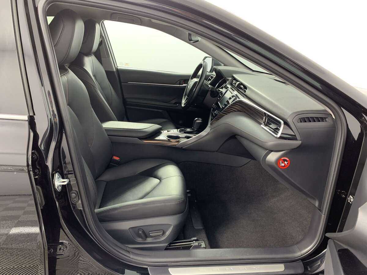 Б/У Тойота Камри 2019 года. Фото: #14