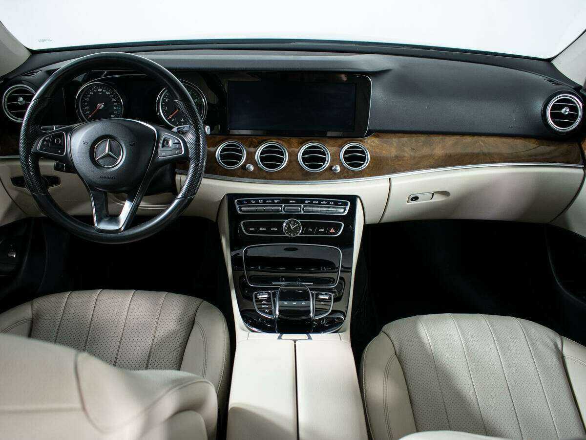 Б/У Мерседес-Бенц Е-Класс 2017 года. Фото: #9