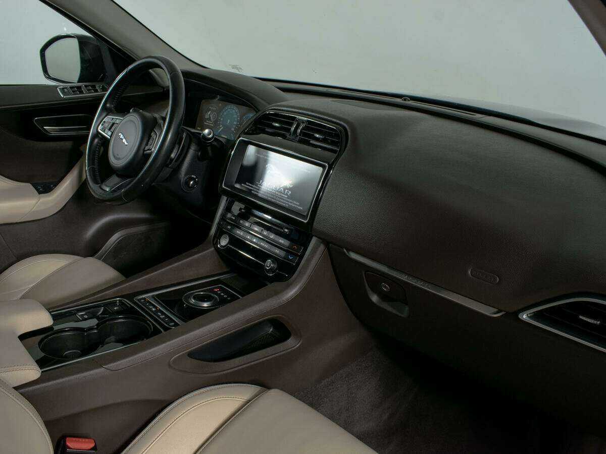 Б/У Ягуар Ф-Пэйс 2016 года. Фото: #9