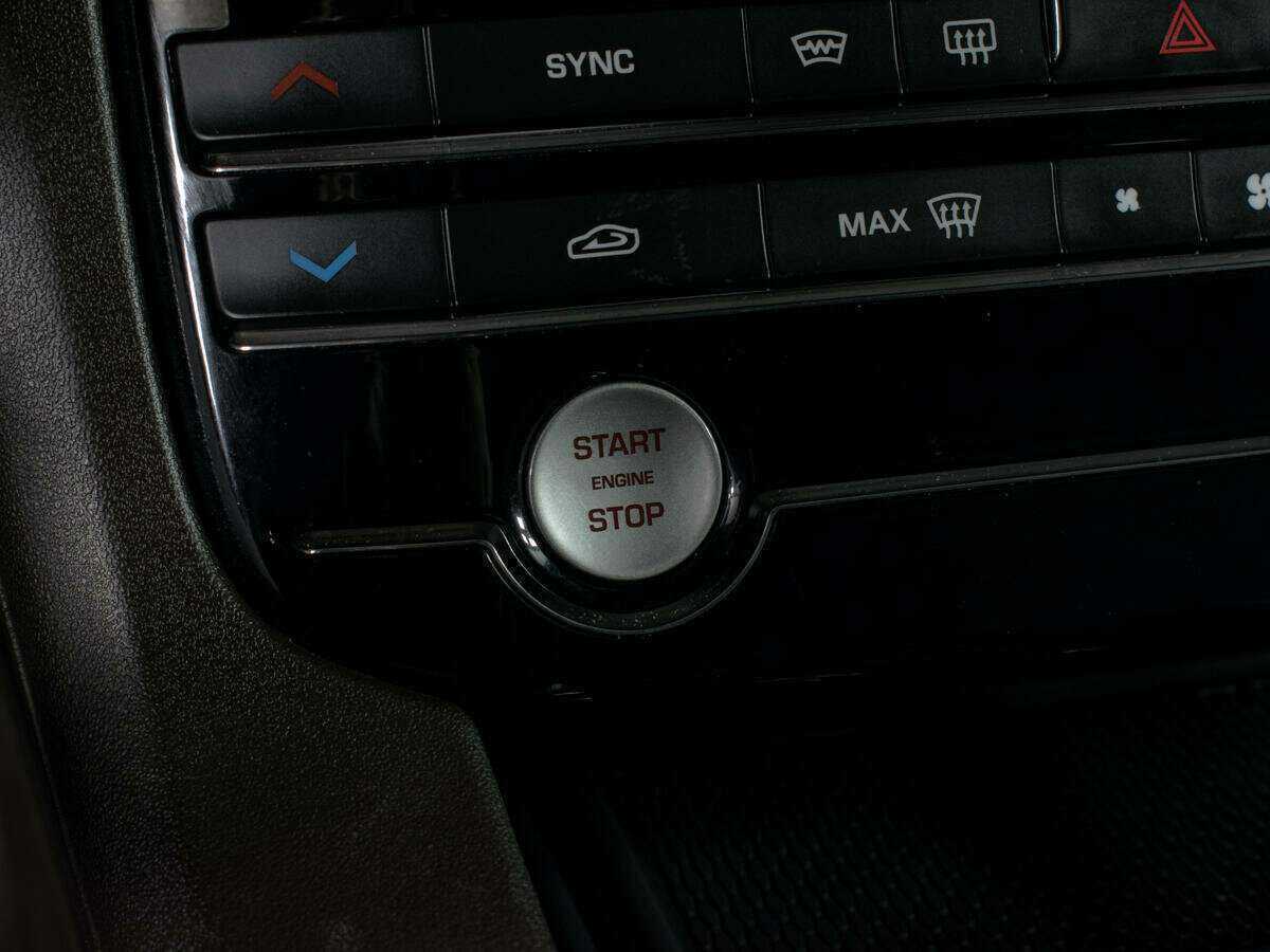 Б/У Ягуар Ф-Пэйс 2016 года. Фото: #18