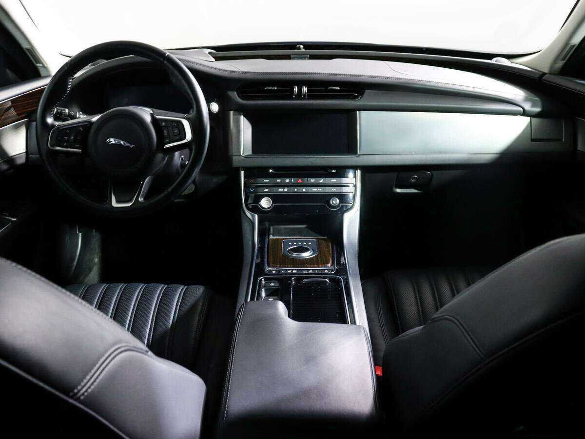 Б/У Ягуар ИксФ 2018 года. Фото: #10