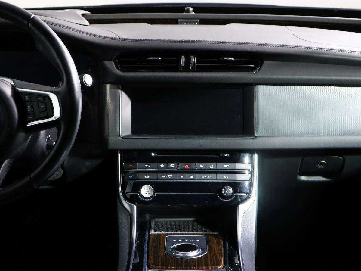 Б/У Ягуар ИксФ 2018 года. Фото: #11