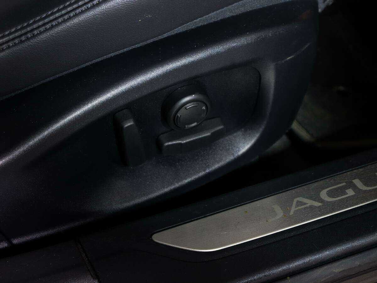 Б/У Ягуар ИксФ 2018 года. Фото: #14