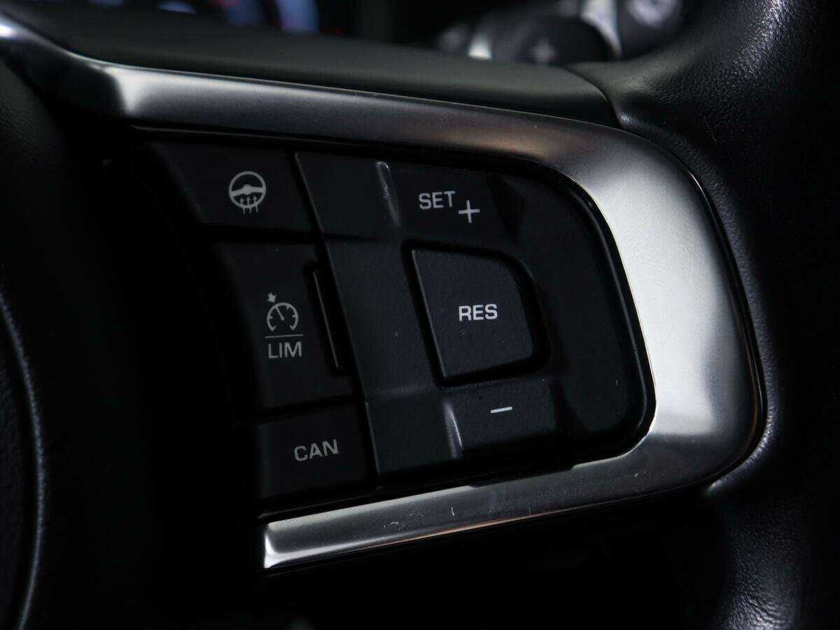 Б/У Ягуар ИксФ 2018 года. Фото: #20