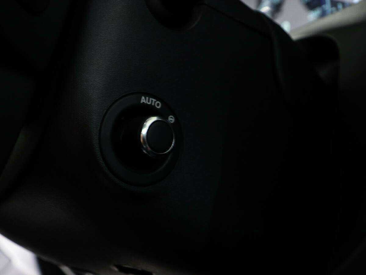 Б/У Ягуар ИксФ 2018 года. Фото: #21