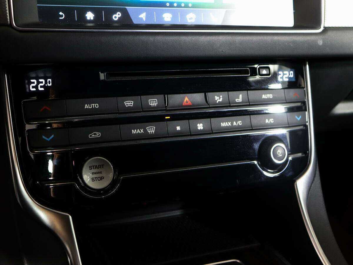 Б/У Ягуар ИксФ 2018 года. Фото: #22