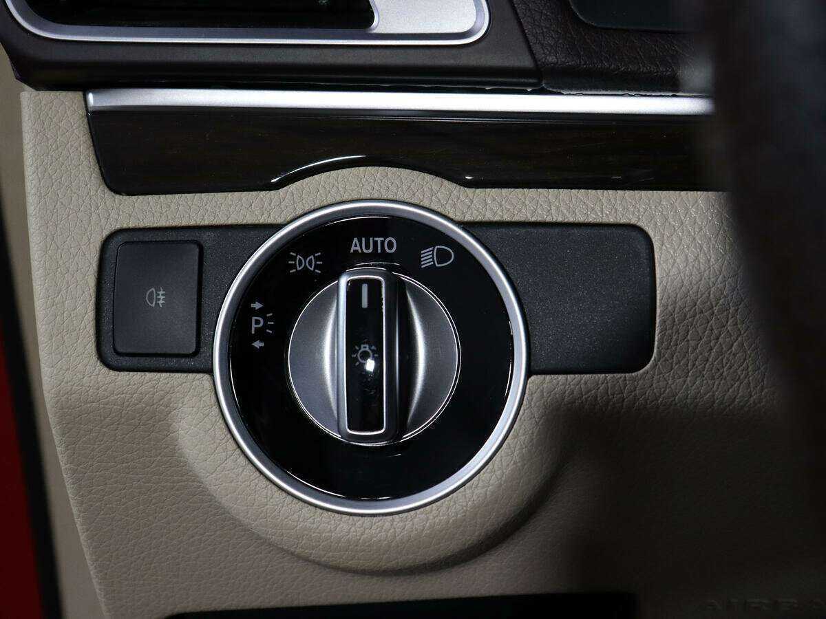 Б/У Мерседес-Бенц Е-Класс 2016 года. Фото: #18