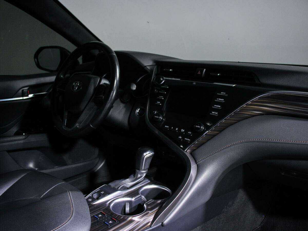 Б/У Тойота Камри 2018 года. Фото: #6