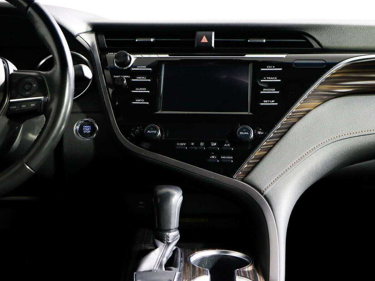 Б/У Тойота Камри 2018 года. Фото: #12