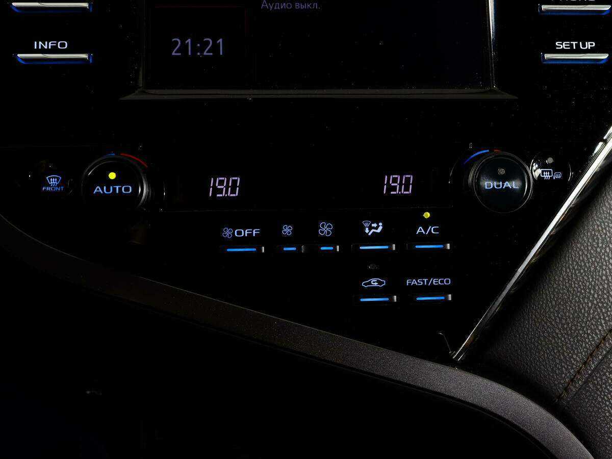 Б/У Тойота Камри 2018 года. Фото: #22