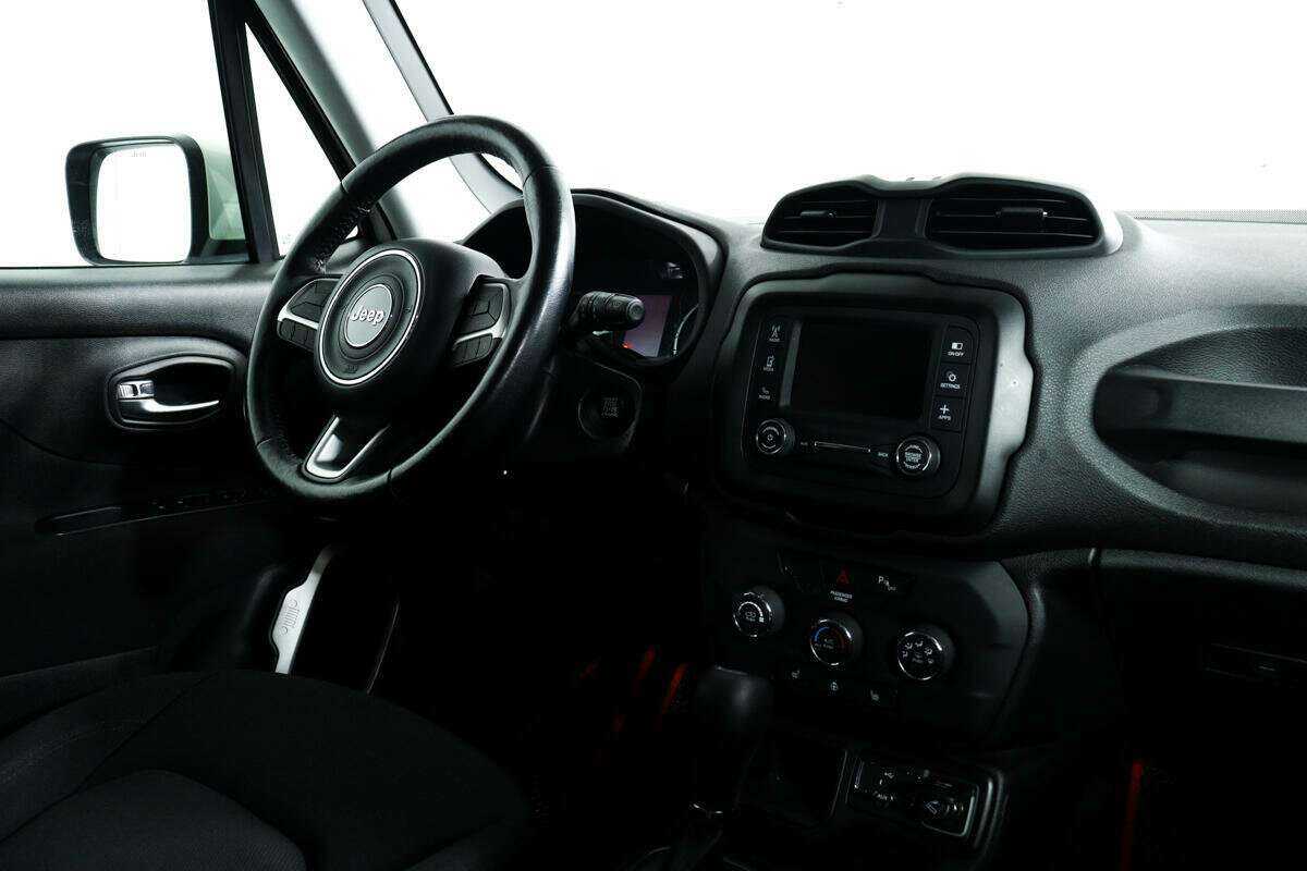 Б/У Джип Ренеджейд 2018 года. Фото: #8