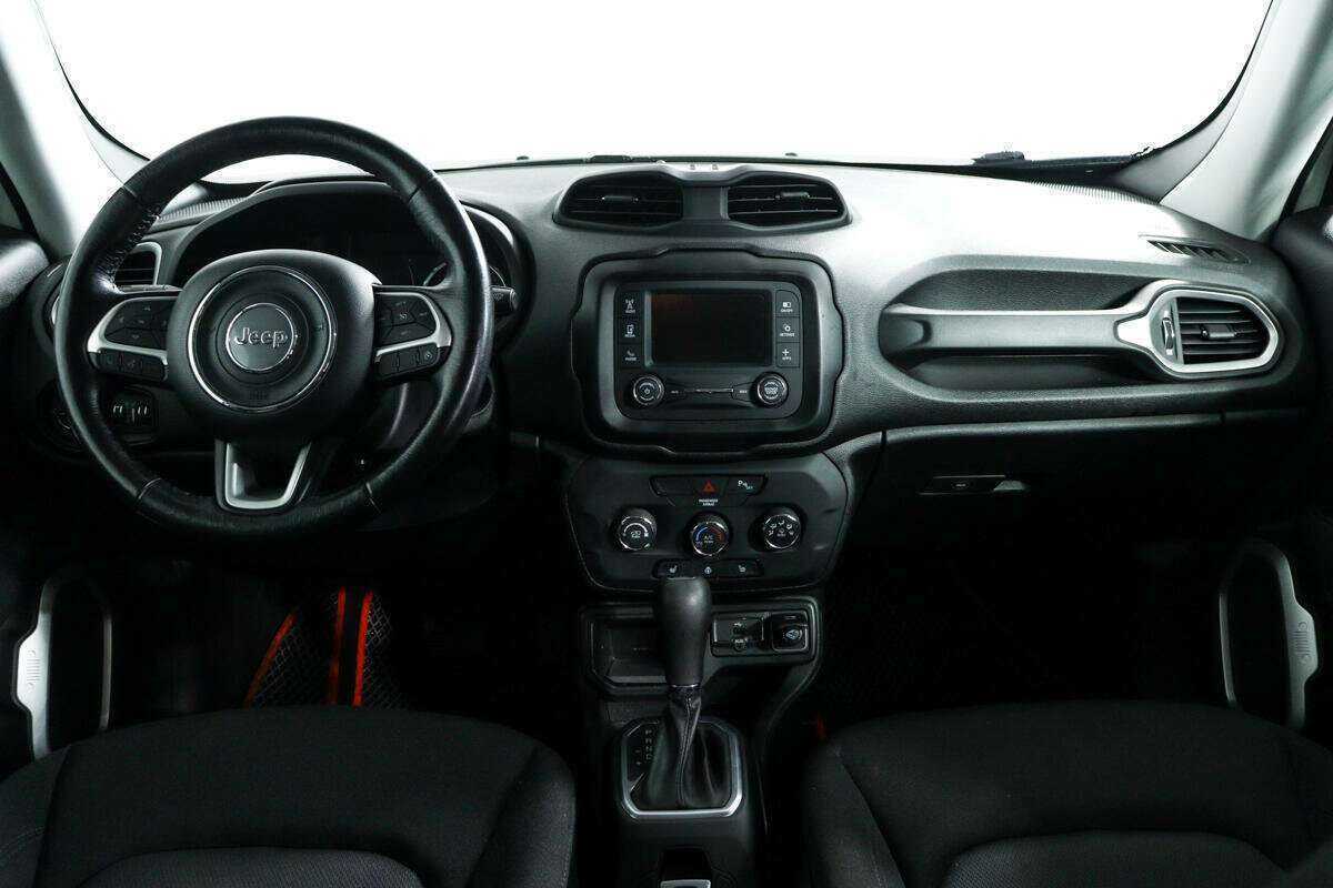 Б/У Джип Ренеджейд 2018 года. Фото: #10