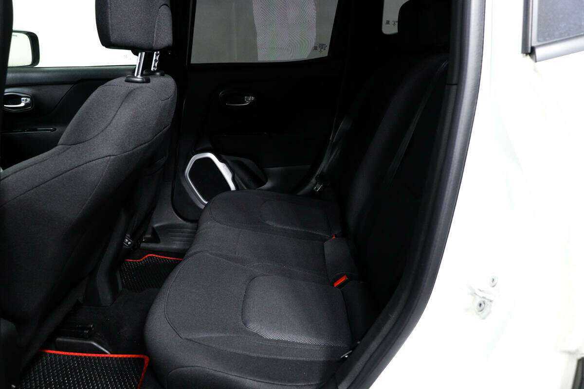 Б/У Джип Ренеджейд 2018 года. Фото: #11