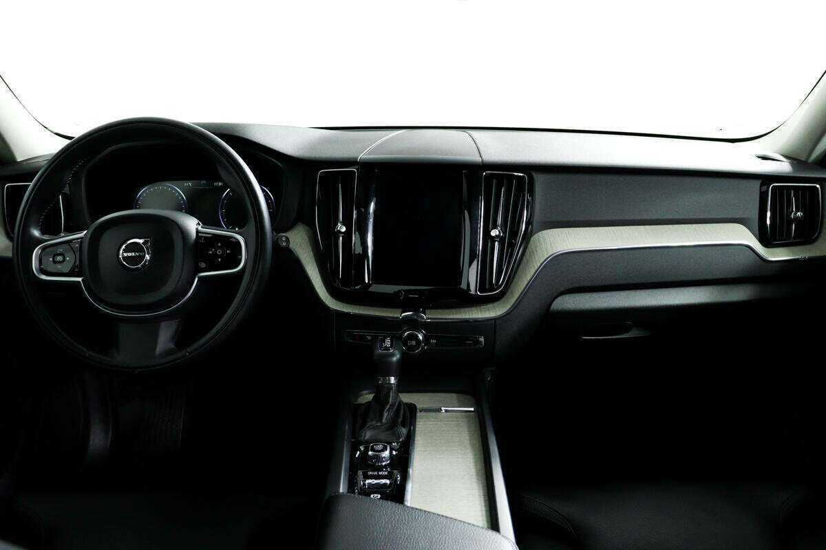 Б/У Вольво ИксЦ60 2018 года. Фото: #10