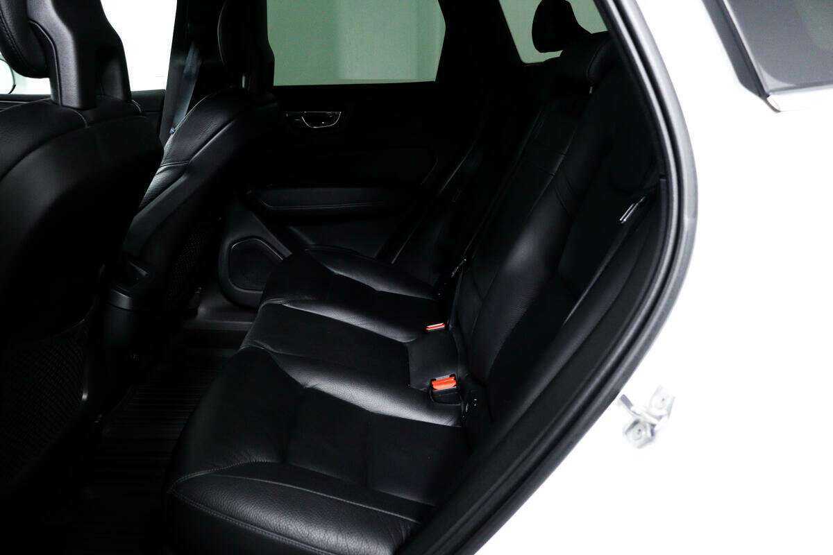 Б/У Вольво ИксЦ60 2018 года. Фото: #11