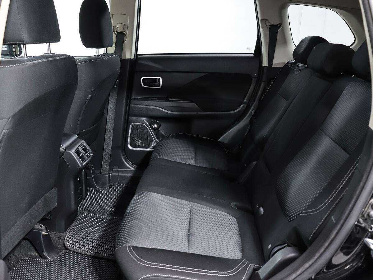 Б/У Митсубиши Оутлэндер 2018 года. Фото: #9