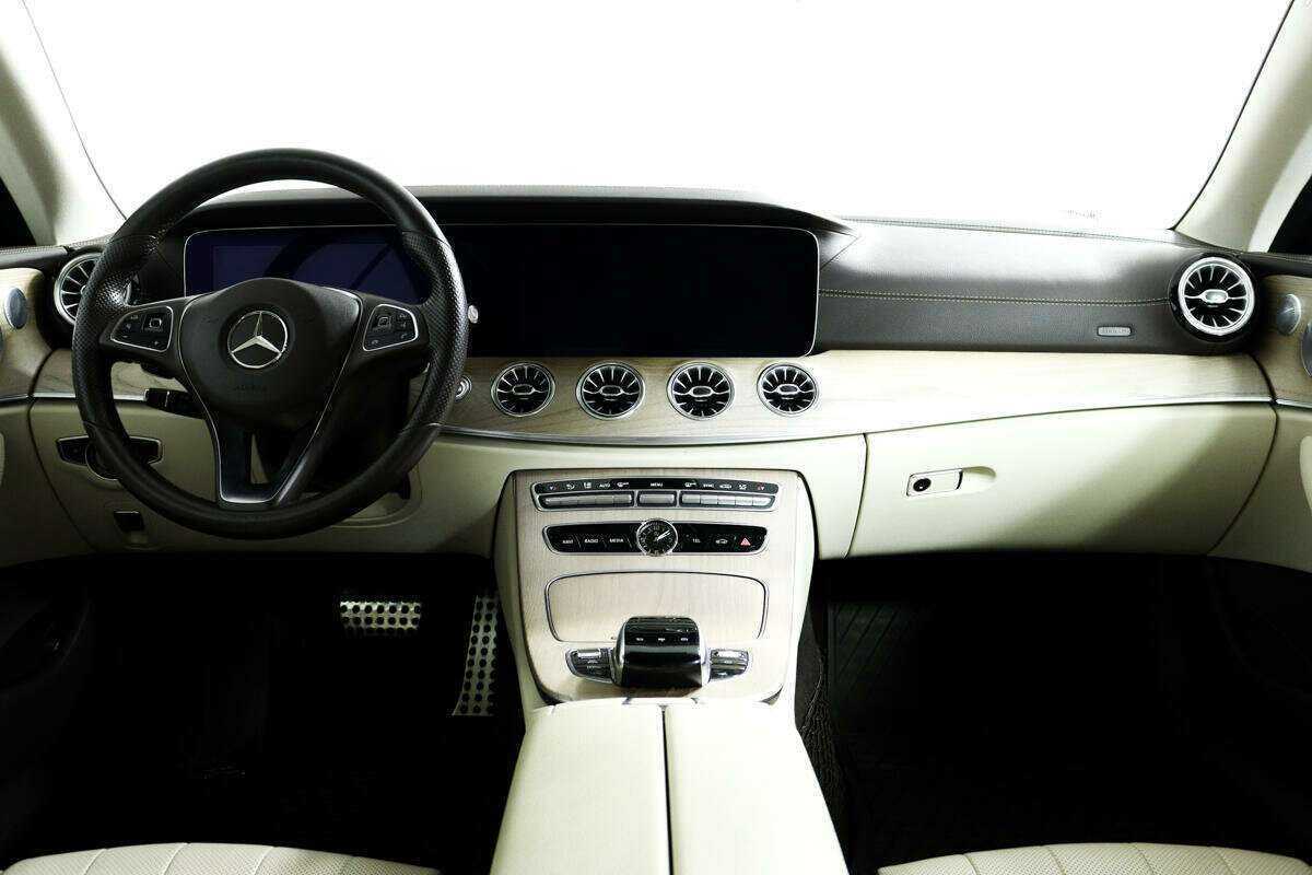 Б/У Мерседес-Бенц Е-Класс 2017 года. Фото: #9