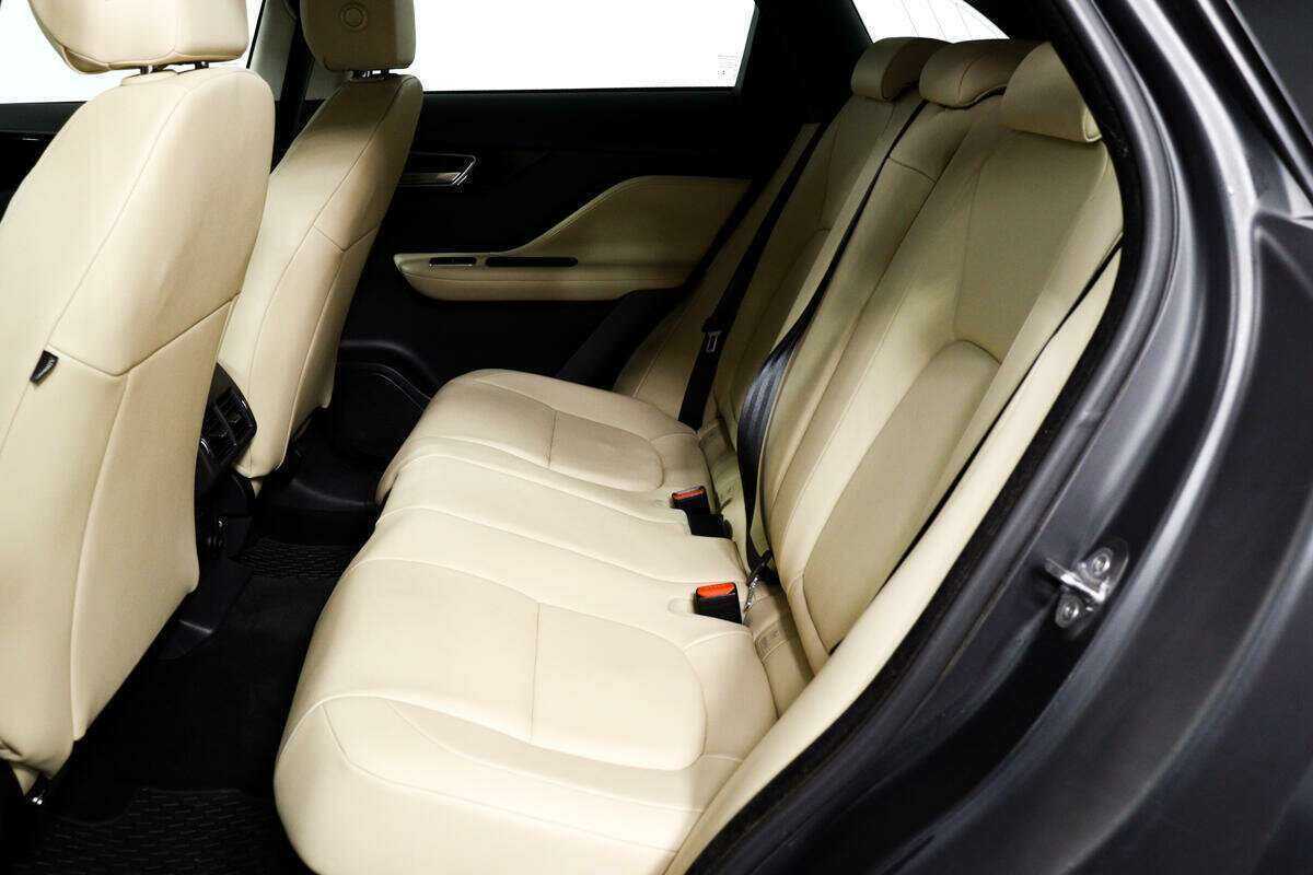 Б/У Ягуар Ф-Пэйс 2017 года. Фото: #11