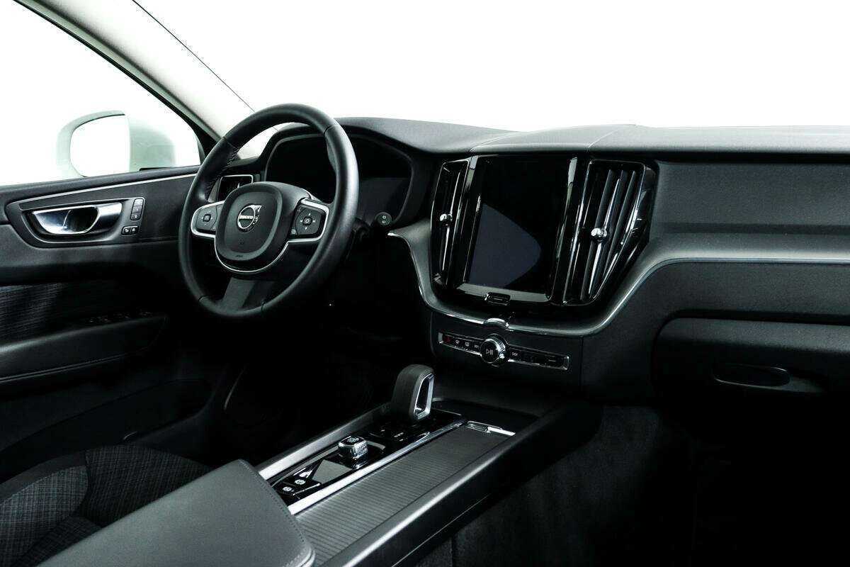Б/У Вольво ИксЦ60 2022 года. Фото: #8