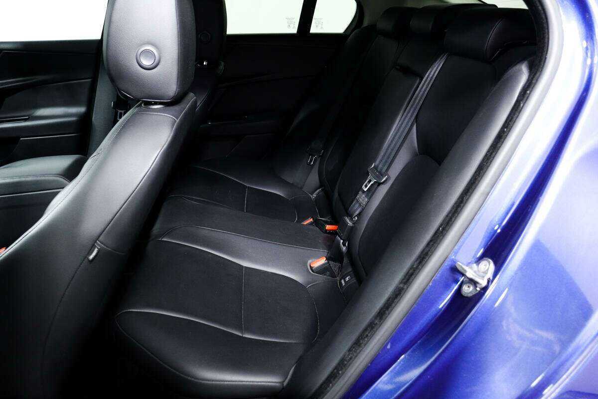 Б/У Ягуар ИксЕ 2015 года. Фото: #11